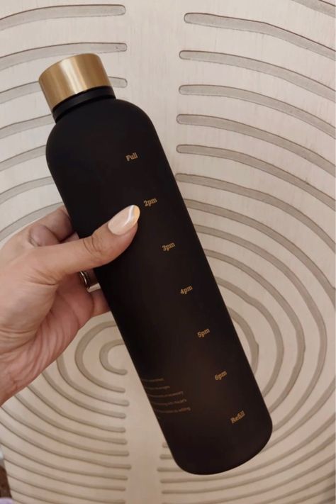 Matte black and gold amazon water bottle Aesthetic Bottle Water, Classy Water Bottle, Dark Academia Water Bottle, Designer Water Bottle, Metal Water Bottle Aesthetic, Black Items Aesthetic, Amazon Water Bottle, Water Bottles Aesthetic, Water Bottle Amazon