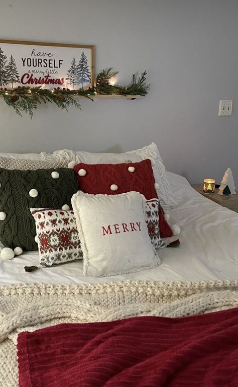 Christmas Bedding Idea, Room Decoration For Christmas, Christmas Ideas Bedroom, Christmas Bedroom Inspo Cozy, Small Christmas Room Decor, Christmas Bedroom Decor Simple, Diy Christmas Decor Bedroom, Simple Christmas Decor Bedroom, Christmas Bedroom Minimalist