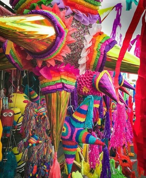 Mexican Piñatas, Mexican Pinata, Thanksgiving Sweet Treats, Mexican Fiesta Party, Piñata Ideas, Balloon Pictures, Fiesta Theme Party, Pinata Party, Carnival Themes