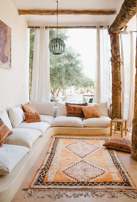 Moroccan Lounge, Rugs For Dining Room, Moroccan Living Room, Colorful Moroccan Rugs, Style Marocain, Rugs Australia, Living Room Size, Rugs Vintage, Vintage Persian Rug