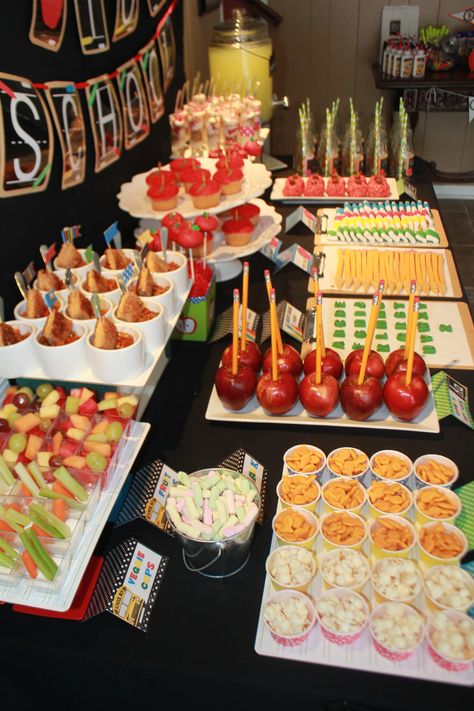 I am SUPER excited about today's party feature. Marquita from Painted Cookies has put together a FANTASTIC spread for this Back to School Bash. I love all the details. She did a great job of incorporating the school supplies and treats into a great table display and everything looks super, super yummy. School Party Food, Veggie Dips, Kindergarten Party, Bday Decor, School Christmas Party, School 2021, School Breakfast, Party Poppers, Back To School Party