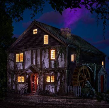 Hocus Pocus House, Hermanas Sanderson, Kathy Najimy, Hocus Pocus 2, Scary Houses, Black Flame Candle, Salem Ma, Sanderson Sisters, Old Cottage