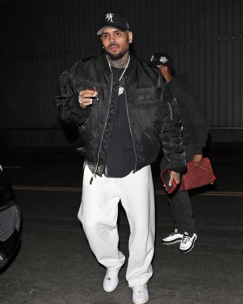 Black Pyramid World FP Chris Brown Outfits, Chris Brown Style, Outfit Informal, Brown Outfits, Black Pyramid, Breezy Chris Brown, Baby Music, Brown Style, Street Wear Urban