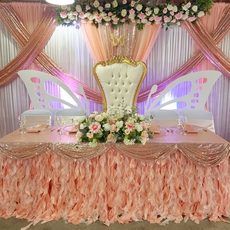 We're absolutely in awe of this enchanting quinceañera main head table set up by @yordans_decor. Every little detail radiates with natural beauty and a touch of magic. 🦋⁣ Thank you for sharing your creation!⁠ ⁠⁠⁠✨⁠ ⁠ Use #cvlinens or tag us in your event posts for a chance to be featured! #quince #quinceaños #quinceañera #quinceideas #maintabledecor #florals #flowerarch #eventstylist #eventplanner #partyplanner #eventdecor #butterflytheme #butterflythemedparty Quinceanera Chair Decorations, Quince Head Table, Quinceañera Table Set Up, Quince Main Table, Quince Main Table Ideas, Quinceanera Main Table Ideas, Quinceanera Court, Rose Gold Quinceanera, Quince Decor