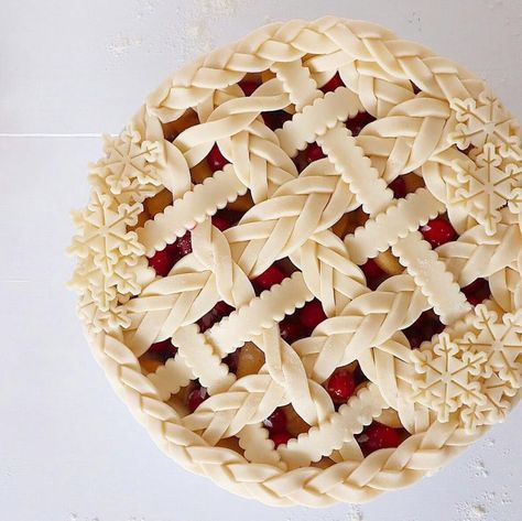 Elegant Christmas Pie Crust Designs - AllSpice Blog Christmas Pie Crust Designs, Christmas Pie Crust, Amazing Pies, Braided Pie Crust, Creative Pie Crust, Crust Designs, Creative Pies, Apple Pie Crust, Mud Cake Recipes