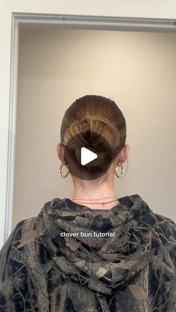 Leslie Catherine on Instagram: "Clover bun tutorial🍀✨  comment SLICK for a link to all my slick back essentials🫶🏼" Creative Slick Back Hairstyles, Cool Slick Back Hairstyles, Slick Back High Bun, Slick Back Bun Tutorial, Slick Back Buns, Cute Slick Back Hairstyles, Slicked Back Hairstyles, Slick Back Hairstyles, Slick Back Bun