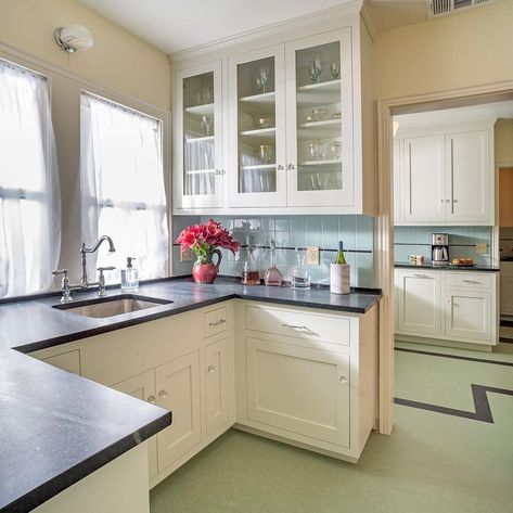 Brett Waterman on Instagram: “Here is a newly recreated period revival kitchen in a 1920’s English Cottage. The owners wanted authentic character with modern day…” Quaint Kitchen Ideas, Brett Waterman, Period Kitchen, Arts And Crafts Bathroom, Apartment Deco, 1940s Home, Basement Apartment, Mini Kitchen, Cottage Kitchen