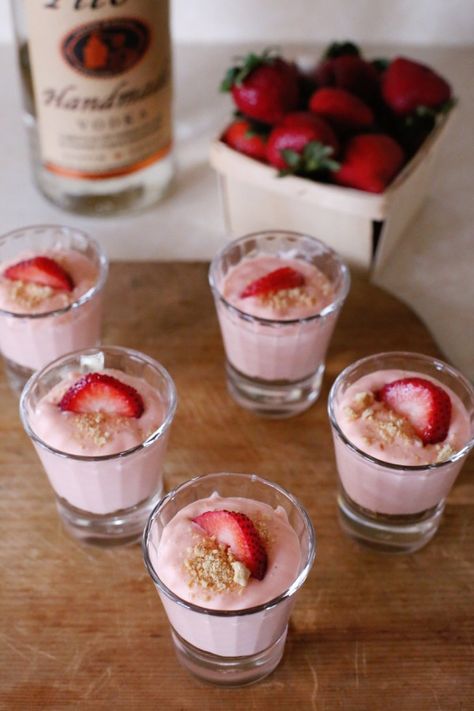 Strawberry cheesecake pudding shots - a cute idea for bridal showers and bachelorette parties! Cheesecake Pudding Shots, Strawberry Cheesecake Pudding, Pudding Shot Recipes, Jello Pudding Shots, Fruity Recipes, Dessert Shots, Pudding Shots, Jello Shot Recipes, Cheesecake Pudding