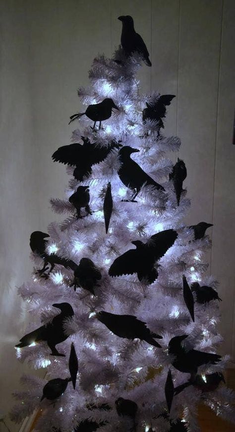 Christmas tree with crows Halloween Christmas Tree, Scary Christmas, Table Halloween, Goth Christmas, Spooky Christmas, Gothic Christmas, Crows And Ravens, Creepy Christmas, Dark Christmas