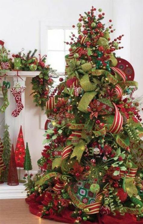 Using Deco Mesh On Christmas Tree, Traditional Christmas Tree With Ribbon, Christmas Tree Decorations Ribbon Ideas, Decorating Christmas Tree With Mesh, Christmas Tree With Green Ribbon, Deco Mesh In Christmas Tree, How To Put Ribbon On A Christmas Tree Tips, How To Put Tulle On Christmas Tree, Christmas Tree Ribbon Ideas 2023