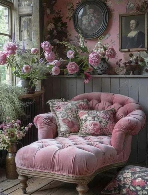 Shabby Chic Home Decor Ideas, Vintage Boho Furniture, Boho Shabby Chic Decor, Vintage Living Rooms, Pink Vintage Bedroom, Decorating With Pink, Mint Green Room, Green Room Design, Old Money Interior Design