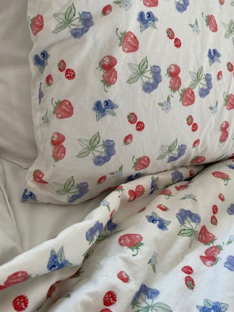 Berry Bed Sheets, Cute Sheets Aesthetic, Berry Sheets, Strawberry Bed Sheets, Fruit Themed Bedroom, Strawberry Bedsheets, Fruit Comforter, Strawberry Sheets, Fruit Bedding