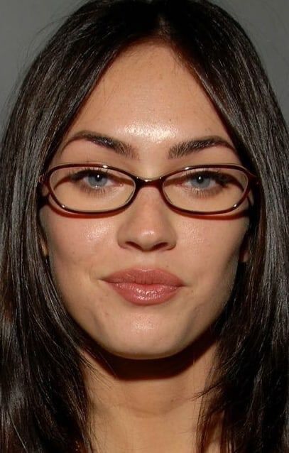 2000s Glasses, Uk Icon, Estilo Megan Fox, 90s Glasses, Glasses Inspiration, Estilo Ivy, Nerd Glasses, Small Glasses, Cute Glasses