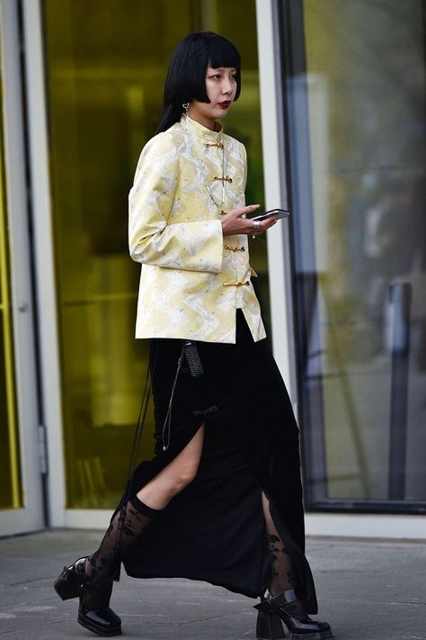 Shanghai Fashion Week FW21 Street Style Looks | HYPEBEAST Qipao Street Style, Traditional Chinese Street Fashion, Chinese Jacket Street Style, Chinese Look Fashion, Retro Hong Kong Fashion, New Chinese Style Fashion, Chinese Style Clothing, Cheongsam Street Style, Chinese Style Outfit