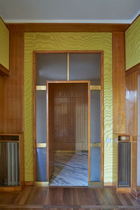 http://La Casa di Fantasia progettata da Gio Ponti a Milano inaugura un nuovo capitolo Gio Ponti Interior, Doorway Design, Door Framing, Postmodern Architecture, 60s Interior, Door And Window Design, Mews House, Color Design Inspiration, Arch Interior