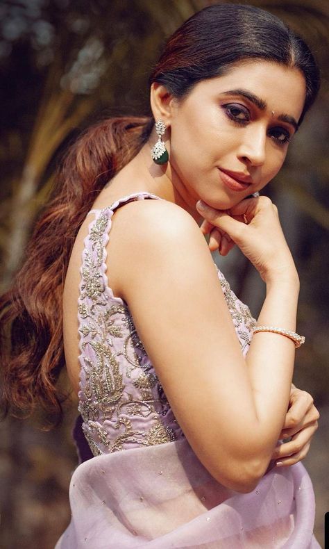 aarti ravi in a lilac mrunalini rao saree Poses For Saree, Long Hair V Cut, Lilac Saree, Aarti Ravi, Mrunalini Rao, Sleeveless Blouse Designs, Photo Shoot Poses, Resham Work, Shop Opening