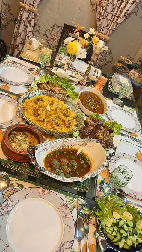 Indian Dinner Party Table, Indian Feast Table, Indian Food Table Setting, Pakistani Dinner Table, Pakistani Dawat Table, Dawat Snaps, Dawat Table, Desi Food Snapchat, Indian Feast