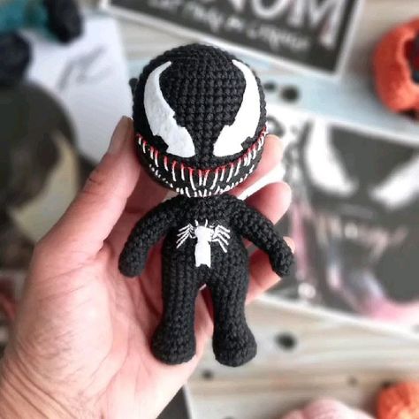 Crochet Venom Amigurumi, Crochet Venom, Spider Men, Crochet Humor, Crochet Business, Creative Costumes, Crochet Pillow, Creative Halloween Costumes, Crochet Keychain