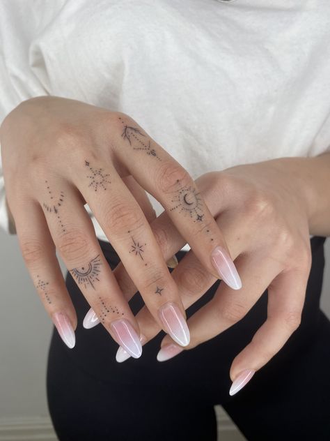 Libra Tattoo On Finger, Faded Finger Tattoo, Bohemian Hand Tattoos, Pretty Hand Tattoos For Women Simple, Minimal Hand Tattoos For Women, Pinky Tattoos For Women, Delicate Finger Tattoo, Classy Hand Tattoos, Boho Finger Tattoos