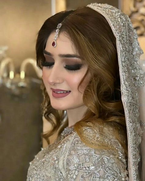 Bridal looks bridal dress ideas bridal makeup ideas makeup ideas Pakistani Bride Makeup, Makeup Bridal Looks, Bridal Makeup Pakistani, Barat Makeup, Bridal Dress Ideas, Couple Dressing, Pakistani Makeup Looks, Pakistan Bride, Asian Bridal Hair