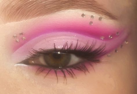 Pink Sparkly Makeup Looks, Sparkly Pink Makeup, Barbie Eyeshadow, Silver And Pink Makeup, Pink And White Eyeshadow, Pink Festival Makeup Looks, 2000s Eyeshadow, Bright Pink Eyeshadow Looks, Euphoria Pink Makeup