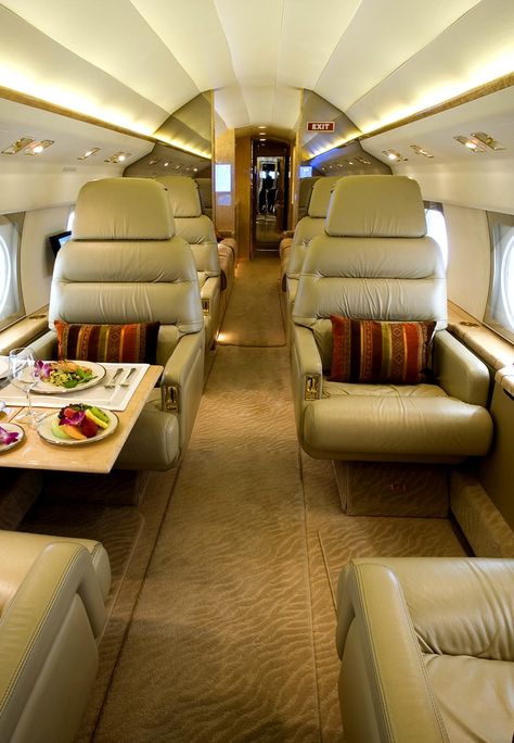 Dentro de un avión de lujo cuando gano 50 millones ... entonces puedo volar mi propio avión a Inglaterra ya las tierras tropicales. Private Jet Interior, Jet Privé, Luxury Jets, Private Flights, Luxury Private Jets, Mile High Club, Aircraft Interiors, Private Plane, Plane Travel