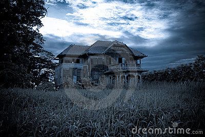 Abandoned old house Color Castaño, Attic Office, Attic Renovation Ideas, Attic House, Haunted Attractions, Small Attic, Attic Flooring, Attic Conversion, Spooky Stories