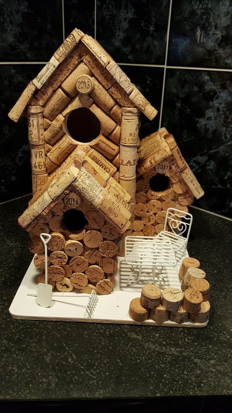 Kucica Za Ptice, Cork Birdhouse, Wine Cork Birdhouse, Wine Cork Christmas Tree, Wine Cork Wreath, Cork Christmas Trees, Wine Cork Diy Crafts, Wine Cork Projects, Wine Cork Diy