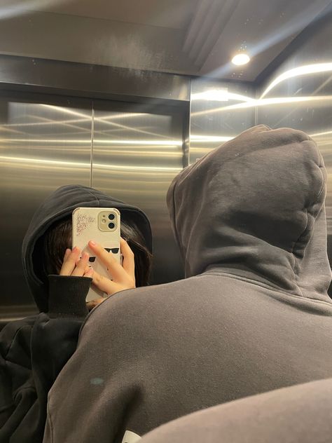 Faceless Couple Cuddling, Photos With Boyfriend Without Face, Faceless Pics With Boyfriend, Lowkey Couple Aesthetic, Faceless Boyfriend Pictures, Couple Picture Ideas Teenagers No Face, No Face Couple Photo Aesthetic, No Face Couple Poses, Couple Faceless Photos