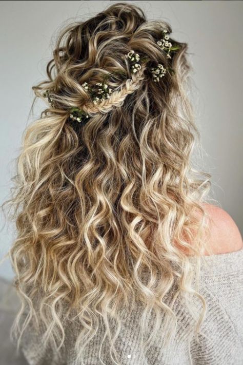 Searching for beautiful boho wedding hairstyle ideas and inspiration? We’ve compiled 30 stunning boho bride hairstyles for long, medium, and short hair. Whether you’re interested in boho hairstyles down, half up, updos, with braids, with veils, or boho bridesmaid hairstyles, we have the best boho wedding beauty inspiration for your wedding day. Boho Wedding Hair Down, Boho Bridesmaid Hair, Bridesmaid Hair Inspo, Bridal Hair Down, Young Wedding, Boho Bridal Hair, Rustic Wedding Hairstyles, Wedding Hair Half, Polished Hair