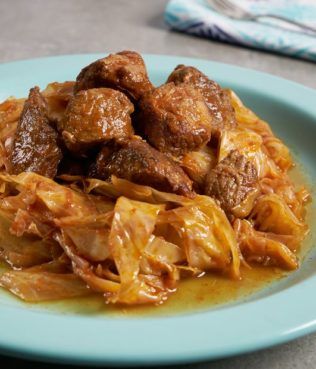 Greek Pork, Greek Breakfast, Cabbage Stew, Pork And Cabbage, Seasonal Vegetables, Pork Stew, Seafood Seasoning, Greek Cooking, Cabbage Recipes