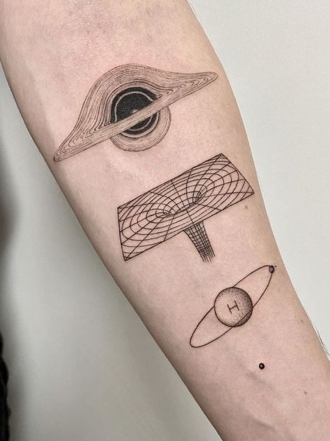 The Most Popular Monochromatic Tattoos - TheTatt Koch Tattoo, Physics Tattoos, Space Tattoo Ideas, Cosmos Tattoo, Tattoo Homme, Science Tattoo, Science Tattoos, Astronaut Tattoo, Surreal Tattoo