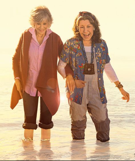 Frankie Grace And Frankie Style, Garden Fits, Frankie Clothing, Grace And Frankie, Lily Tomlin, Lily Grace, Going Grey, You Go Girl, Mama Mia