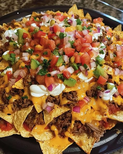 Delicious Discoveries Taco Night Appetizers, Nacho Board Ideas, Food Plates Ideas To Sell, Nachos Aesthetic, Dorito Nachos, Nacho Ideas, Beef Nachos Supreme, Crockpot Nachos, Nacho Chips Recipe