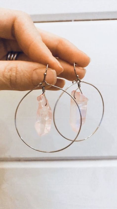 These Crystal Quartz Hoop Earrings will have you feeling fun and flirty. The perfect statement hoops for any cute outfit. Hoop Earrings With Crystals, Beachy Earrings, Quartz Hoop Earrings, Diy Wire Earrings, Wire Wrap Jewelry Designs, Bijoux Fil Aluminium, Handmade Crystal Jewelry, Beaded Earrings Diy, Wire Jewelry Designs