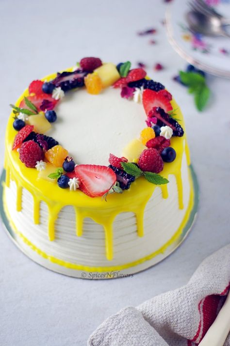 Learn how to make a fresh fruit cake with whipped cream in an easy video tutorial manner in this post. A simple, moist sponge cake layered with fresh cream and seasons fresh fruits this recipe is a must try this Summer. How beautiful does that fresh fruit drip cake decoration look - that was my birthday cake this year!! #fruitcake #birthdaycake #summercake Cake Buah, Fruit Topped Cake, Cake Decorated With Fruit, Fresh Cream Cake, Fruit Birthday Cake, Fruit Cake Design, Pizza Sugar Cookie, Cake With Whipped Cream, Cream Photo