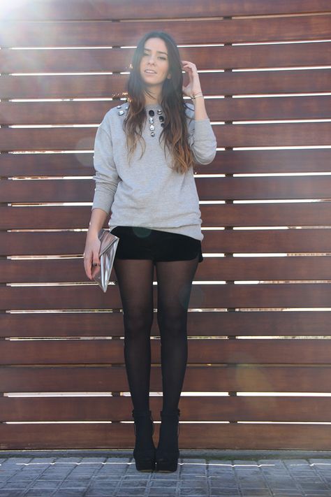 Sweatshirt Diy, Rain Fashion, Fiesta Outfit, Miniskirt Outfits, Fashion Tights, Shorts With Tights, Fall Fashion Outfits, Black Tights, Outfits Casuales