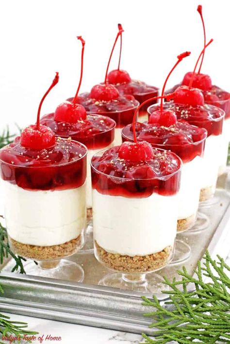 Cheesecake Parfait Recipes, Cherry Parfait, No Bake Cherry Cheesecake, Cheesecake Parfaits, Parfait Recipes, Cherry Cheesecake, Fall Dessert Recipes, Cherry Pie Filling, Dessert Cups