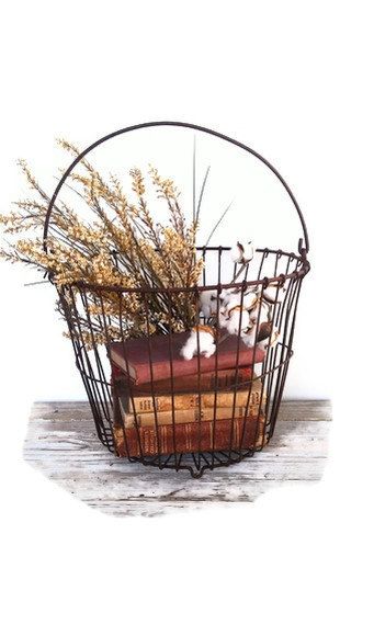 Vintage Rustic Wire Egg Basket Fall Farmhouse by grasshoppercafe, $42.50 Wire Basket Decor Ideas, Wire Basket Ideas, Wire Basket Decor, Basket Decor Ideas, Wire Egg Basket, Vintage Wire Baskets, Baskets Ideas, Basket Decor, Rustic Kitchen Design