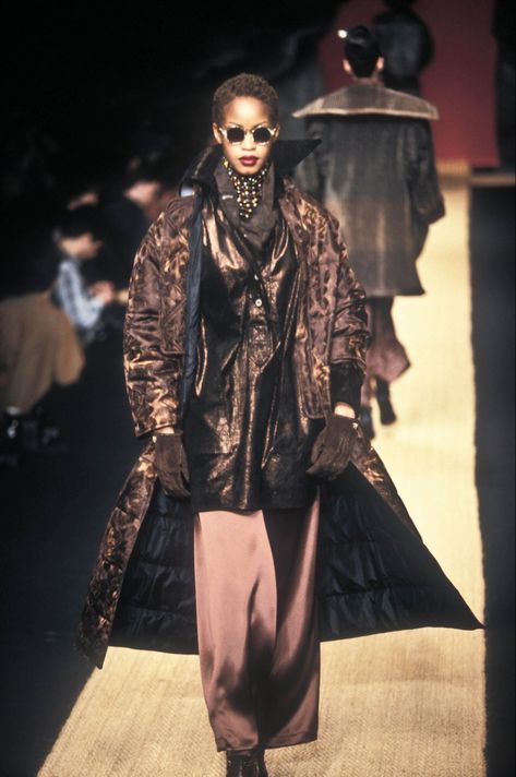 Fendi Aesthetic, Fendi Runway, Aesthetic 2000s, High Fashion Runway, Fendi Fashion, Michael Hutchence, Fendi Vintage, Runway Fashion Couture, Helena Christensen