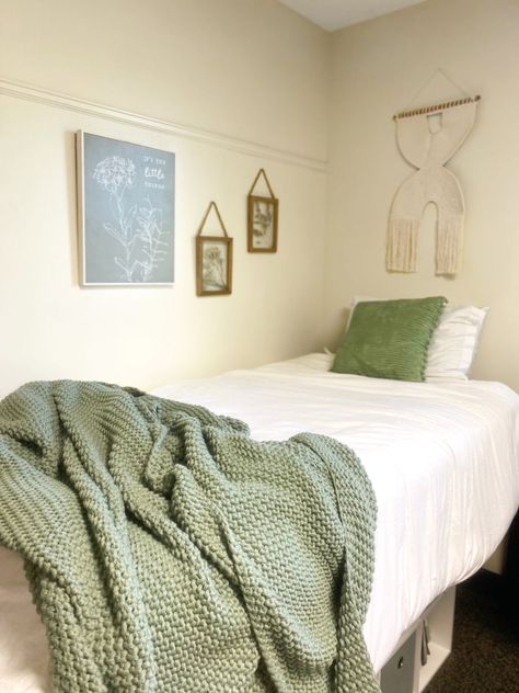 Simple Dorm Decorations, Minimal College Dorm, College Dorm Room Ideas Aesthetic Green, Neutral Dorm Room Ideas Minimalist, Dorm Room Inspiration Minimalist, Green Theme Dorm Room, College Dorm Simple, College Dorm Room Ideas Green, Light Green Dorm Room