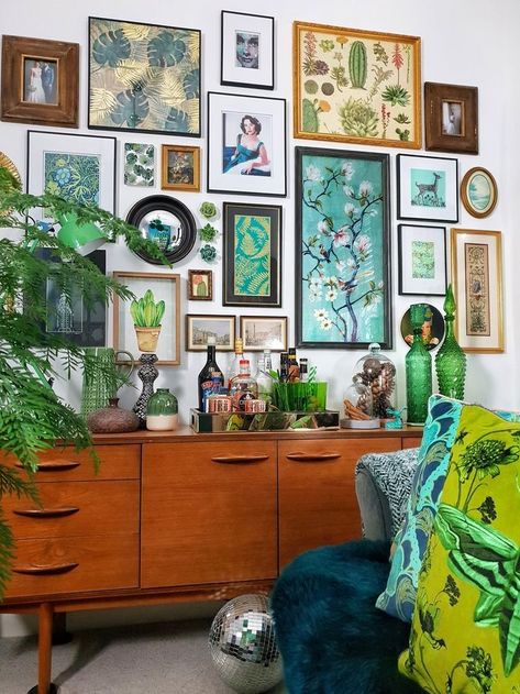 gallery wall inspiration Art Wall In Living Room, Eclectic House Design, Funky Gallery Wall Living Room, Green Maximalism, Eclectic Gallery Wall Ideas, Biophilic Decor, Small Living Room Decor Apartment, Funky Gallery Wall, Boho Minimalist Home