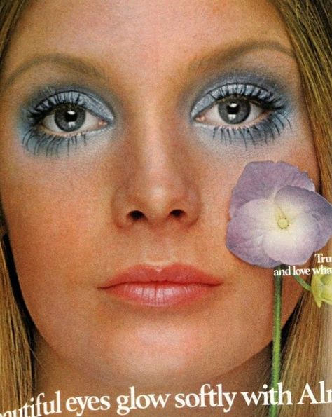 Seventies Makeup, Makeup 60s Retro, 70’s Hair And Makeup, 1960 Makeup, 70s Makeup Look, Makeup Blue Eyeshadow, Retro Makeup Looks, 60’s Makeup, 1970s Makeup