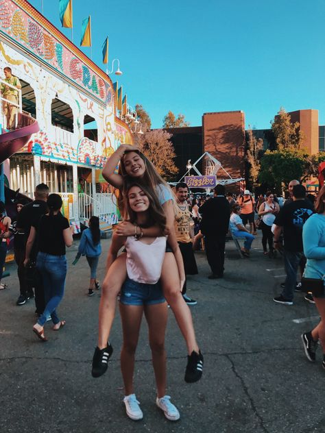 Fair Pictures Ideas Friends, Six Flags Pictures Ideas, Nike Shoes Ideas, Fair Pictures Ideas, Style Foto, Fair Pictures, Pictures Friends, Best Friend Photography, Tumblr Pics