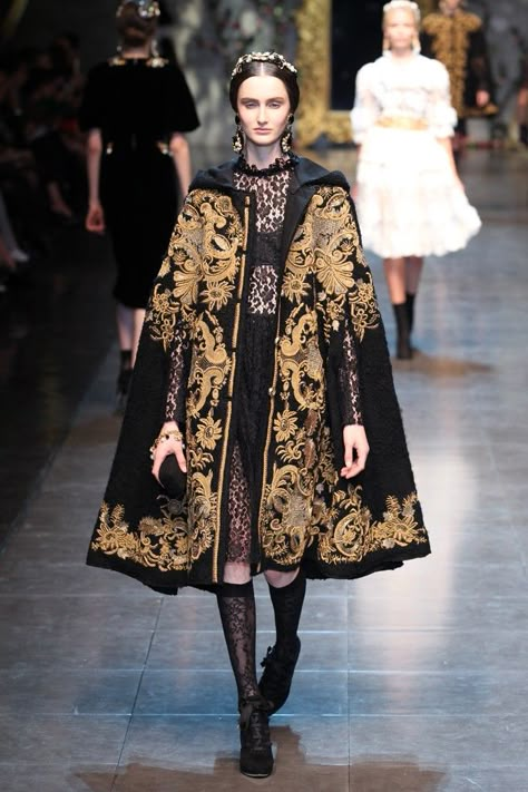 Dolce & Gabbana RTW Fall 2012 - Tudor style cape very regal! Couture Mode, Dolce E Gabbana, Baroque Fashion, Fantasy Fashion, Mode Inspiration, Gold Dress, Costume Design, Couture Fashion, Reign