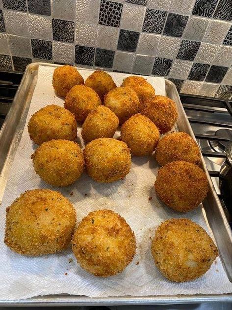 Italian Arancini Balls - Easy DIY Recipes Italian Arancini, Italian Rice Balls, Arancini Balls, Sausage Ragu, Arancini Recipe, Impressive Appetizers, Italian Rice, Rice Varieties, Arborio Rice