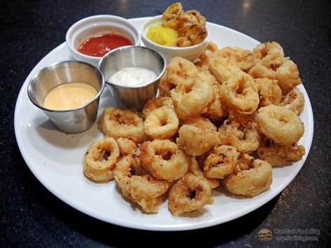 Restaurant Style Fried Calamari. Used 1 1/2 cups flour, 6 tbs cornmeal onion and paprika. Would be good with the corn flour. Used the eggs. Frozen calamari from whole foods. Calamari Dipping Sauce, Calamari Sauce, Fried Calamari Recipe, Calamari Rings, Salt And Pepper Calamari, Calamari Recipe, Fried Squid, Squid Recipes, Calamari Recipes