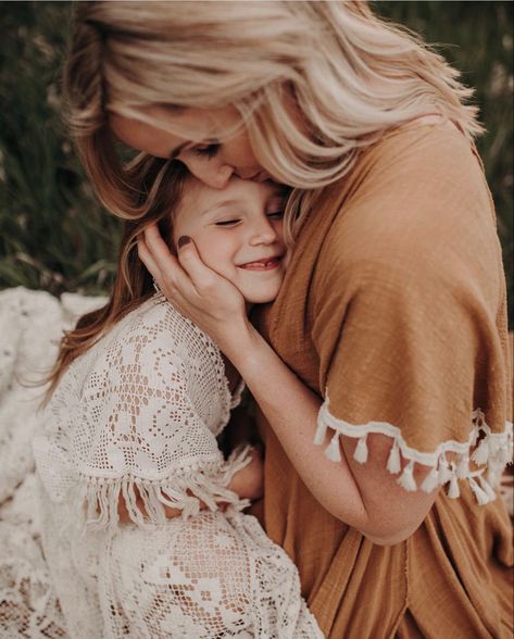 Mother Daughter Photography Poses, Mom Daughter Photography, Mom Daughter Photos, Mommy Daughter Photoshoot, Mother Daughter Poses, Daughter Photo Ideas, Mommy Daughter Photos, Mother Daughter Pictures, Mother Daughter Photoshoot