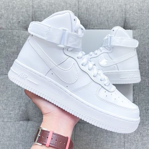 Nike Air Force 1 High Top Triple White It Comes With Youth Size: 3.5 Youth = Women’s 5 4 Youth = Women’s 5.5 - Sold 4.5 Youth = Women’s 6 5 Youth = Women’s 6.5 - Sold 5.5 Youth = Women’s 7 6 Youth = Women’s 7.5 6.5 Youth = Women’s 8 - Sold 7 Youth = Women’s 8.5 Select Women’s Size When Check Out Free Gift With Purchase Brand New With Original Box 100% Authentic Classic Of All Time Ship Same Or Next Day All Sales Final. White High Top Air Force Ones Outfits, Shoes Nike High Tops, Hightop Air Force Ones, Nike Air Force 1 Hightops, Nike Air Force High Tops, Air Force High Tops, Air Force 1 High Top, Air Force 1 High Tops, Air Force High