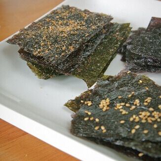 Making your own nori chips is easy and much cheaper than buying the prepackaged versions. Season and enjoy whenever you want a crunchy snack. Nori Chips, Nori Sheets, Coconut Flour Bread, Nori Seaweed, Seaweed Snacks, Crunchy Snack, Food Articles, Sem Lactose, Potato Chips